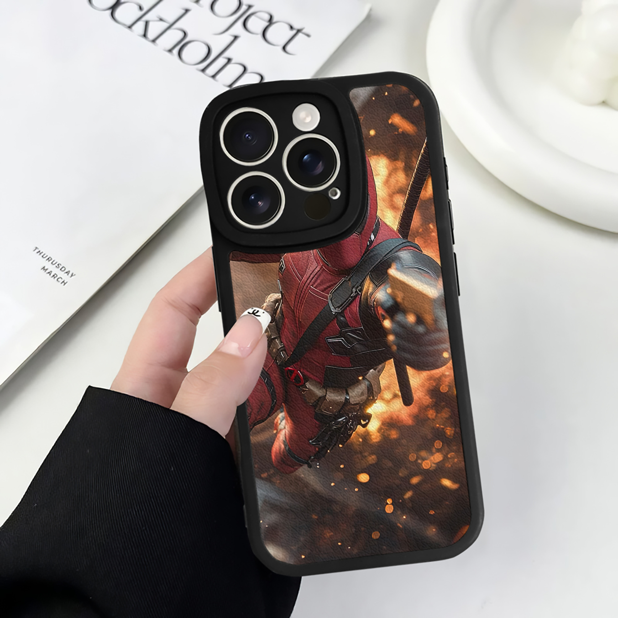 （画像用） Deadpool デッドプール 【iPhone 16シリーズ対応】シリコンスマホケース（レザー調） 材質：シリコン